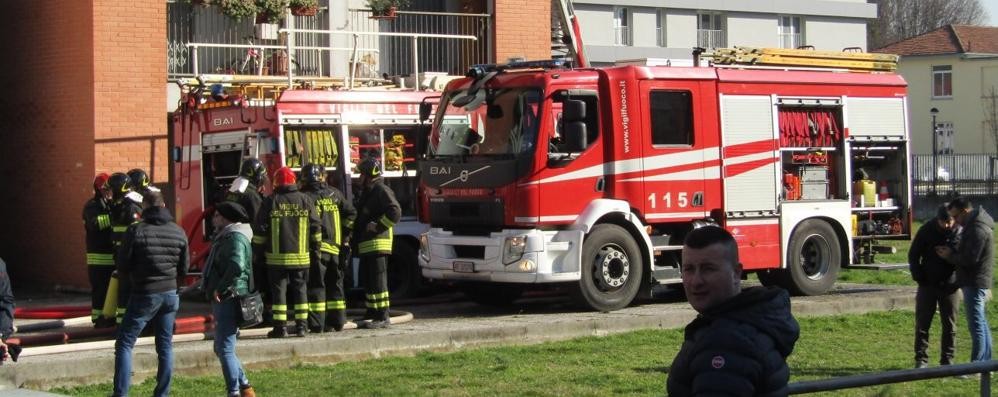 Vigili del fuoco Vvf da Monza Desio Carate per incendio Milano via cogne quarto oggiaro