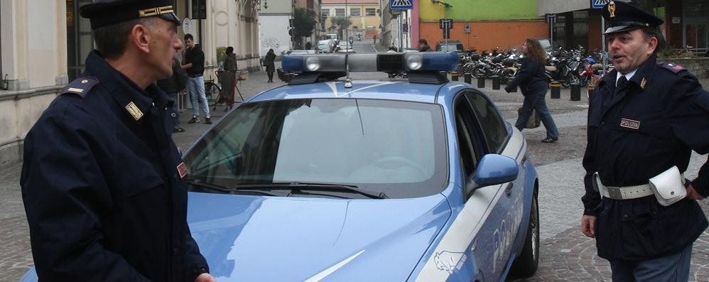 Una volante della polizia di stato