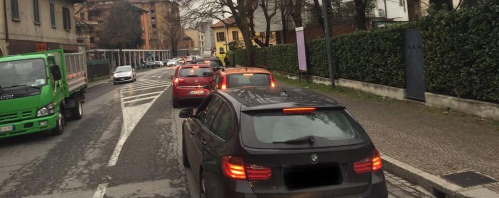 Arcore, coda auto via Gilera e via Casati lunedì mattina