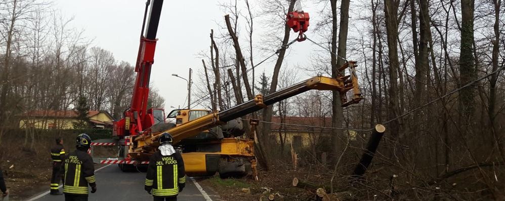 Lazzate incidente ribaltamento gru potatura alberi