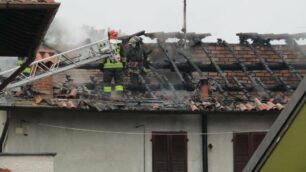 L’incendio a Verano: le immagini dei soccorsi e il tetto distrutto