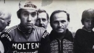 LISSONE: Bruno Sala in una foto storica con Eddy Merckx, il giornalista sportivo Rino Negri e il lissonese Luciano Meroni (primo da destra) al quale fu dedicata una corsa dalla Mobili.