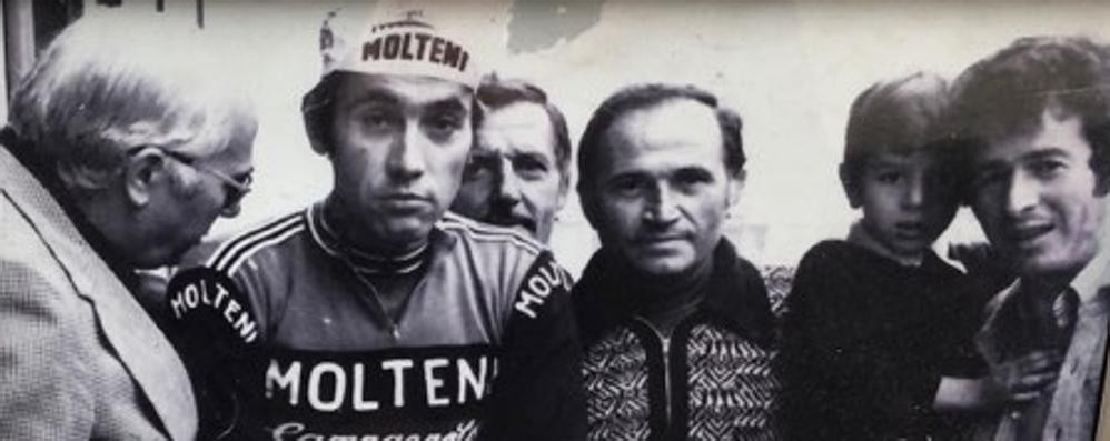 LISSONE: Bruno Sala in una foto storica con Eddy Merckx, il giornalista sportivo Rino Negri e il lissonese Luciano Meroni (primo da destra) al quale fu dedicata una corsa dalla Mobili.