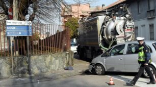 LISSONE INCIDENTE STRADALE IN VIA COMO COINVOLTI LAVORATORI CANTIERE BRIANZA ACQUE