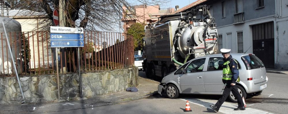 LISSONE INCIDENTE STRADALE IN VIA COMO COINVOLTI LAVORATORI CANTIERE BRIANZA ACQUE