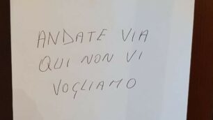 Il cartello affisso sulla porta di casa dei profughi