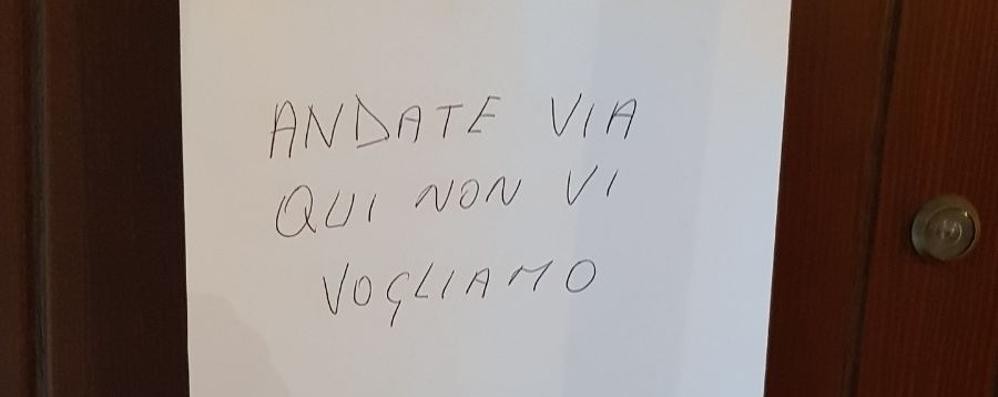 Il cartello affisso sulla porta di casa dei profughi