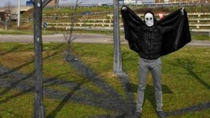 Il piantamorte in azione a Lissone, qui è nel parcheggio del Leroy Merlin