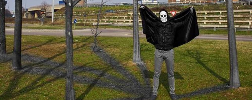 Il piantamorte in azione a Lissone, qui è nel parcheggio del Leroy Merlin