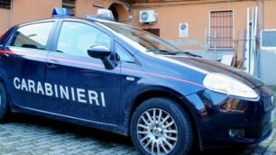 Un’auto dei carabinieri nel cortile all’angolo tra via Gramsci e via Pietro da Lissone