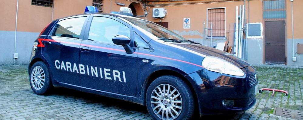 Un’auto dei carabinieri nel cortile all’angolo tra via Gramsci e via Pietro da Lissone