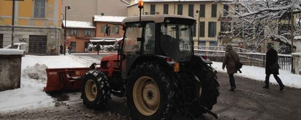 Monza - Mezzi spazzaneve all'opera in centro - foto d’archivio