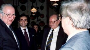 Dario Chiarino, terzo da sinistra, con Giovanni Spadolini