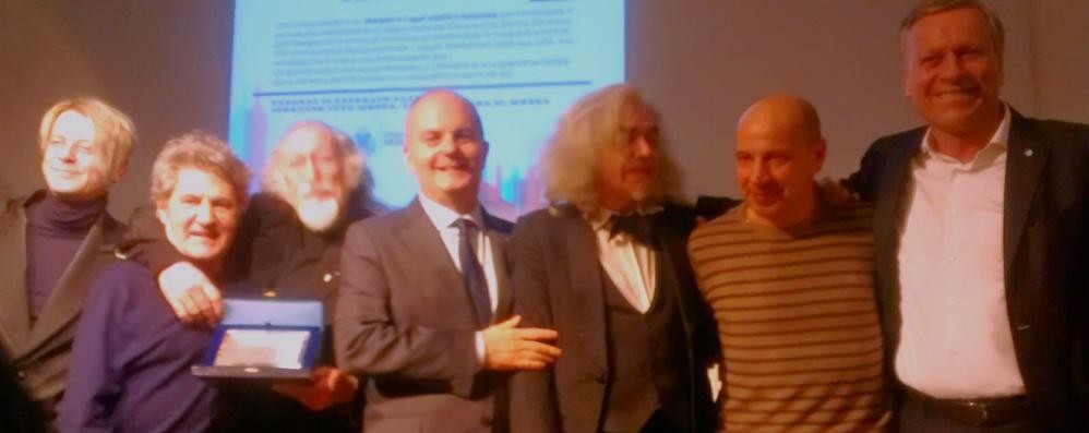 Da sinistra Andy dei Bluvertigo, Fausto Leali, Piero Cassano, Carlo Cappuccio, Morgan, Aldo Baglio e il sindaco Dario AlleviFoto Federica Fenaroli