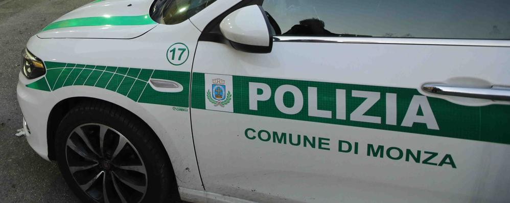 Un’auto della polizia locale di Monza