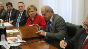 La firma dell’accordo Assolombarda-sindacati contro la violenza di genere. Terzo da sinistra Carlo Bonomi. Alla sua destra Rita Pavan. Ultimo a destra Maurizio Laini