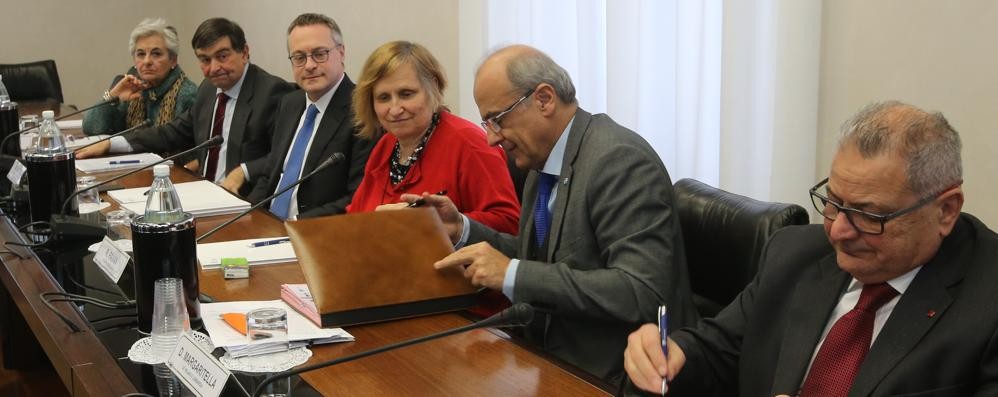 La firma dell’accordo Assolombarda-sindacati contro la violenza di genere. Terzo da sinistra Carlo Bonomi. Alla sua destra Rita Pavan. Ultimo a destra Maurizio Laini