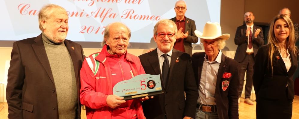 Il seregnese Alberto Spotti, premiato per i suoi 60 anni di appartenenza alla scuderia Portello come meccanico ufficiale
