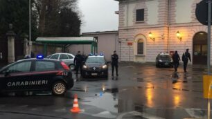 I carabinieri davanti alla stazione di Seregno in occasione dei controlli di giovedì 22 febbraio