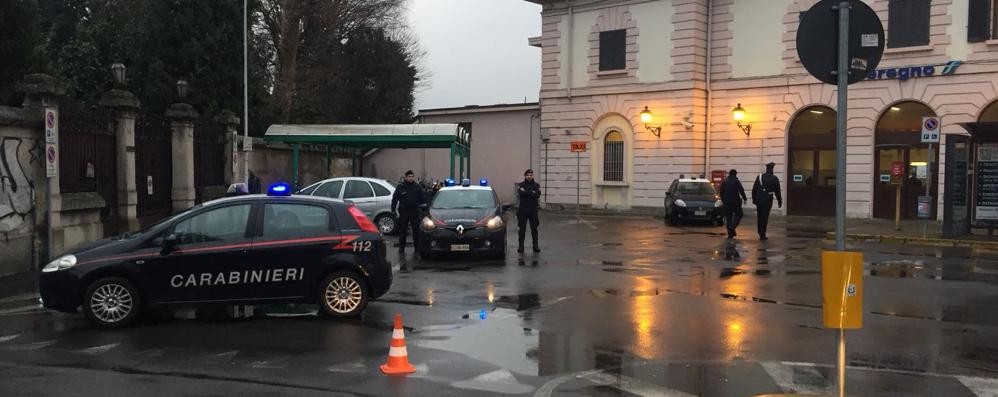 I carabinieri davanti alla stazione di Seregno in occasione dei controlli di giovedì 22 febbraio
