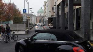 Seregno - L'accesso alla piazza Risorgimento dal corso Matteotti, con l'ingresso al parcheggio sotterraneo sulla sinistra ed il varco della Ztl