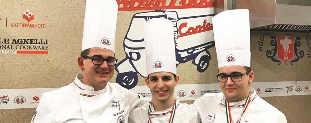 Gli studenti dell'alberghiero Ballerini, da sinistra: Marco Colombo, Gianmario Ronzoni e Riccardo Giussani ( foto Volonterio)