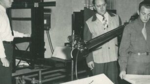 Carlo Radaelli, primo a destra, nel laboratorio di fotografia quand'era prigioniero negli Usa