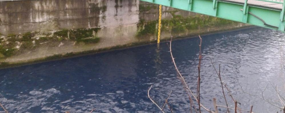 Il Seveso di colore blu: ecco come si presentava il fiume la mattina di mercoledì 7 febbraio