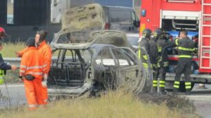 Statale 36 auto incendiata in Valassina a Desio