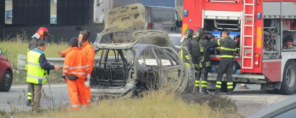Statale 36 auto incendiata in Valassina a Desio
