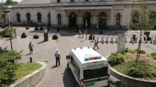 La stazione mobile della polizia locale davanti alla stazione ferroviaria