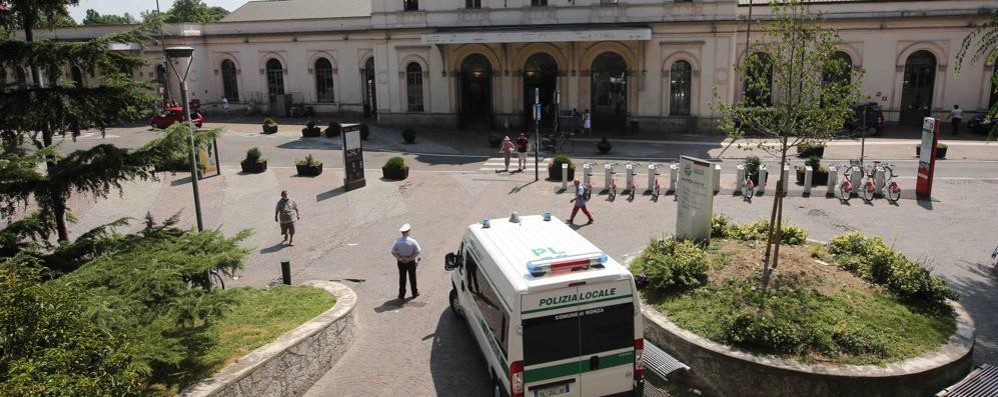 La stazione mobile della polizia locale davanti alla stazione ferroviaria