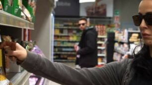 Frame del video di Valentina Varisco insieme ad Amedeo Preziosi al supermercato