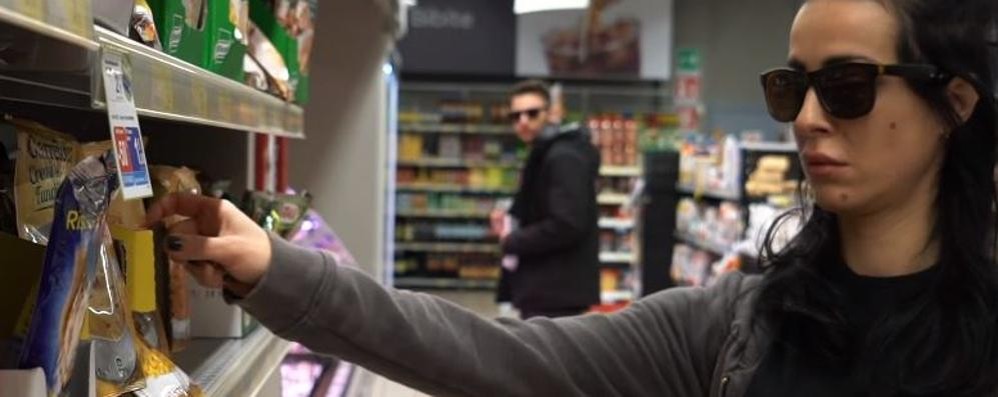 Frame del video di Valentina Varisco insieme ad Amedeo Preziosi al supermercato