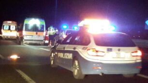 L’incidente di Veduggio: dietro l’auto della Polizia la macchina incidentataFoto Edoardo Terraneo