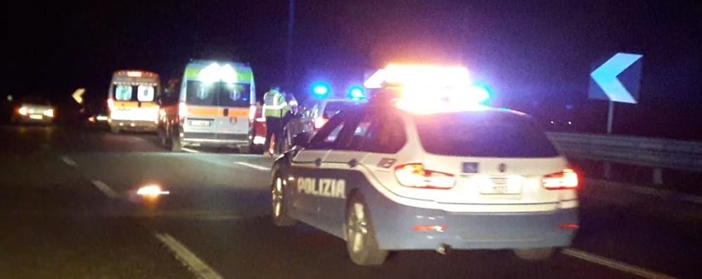 L’incidente di Veduggio: dietro l’auto della Polizia la macchina incidentataFoto Edoardo Terraneo