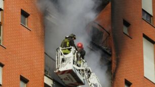 Vigili del fuoco dalla Brianza per l’incendio in un palazzo di Milano