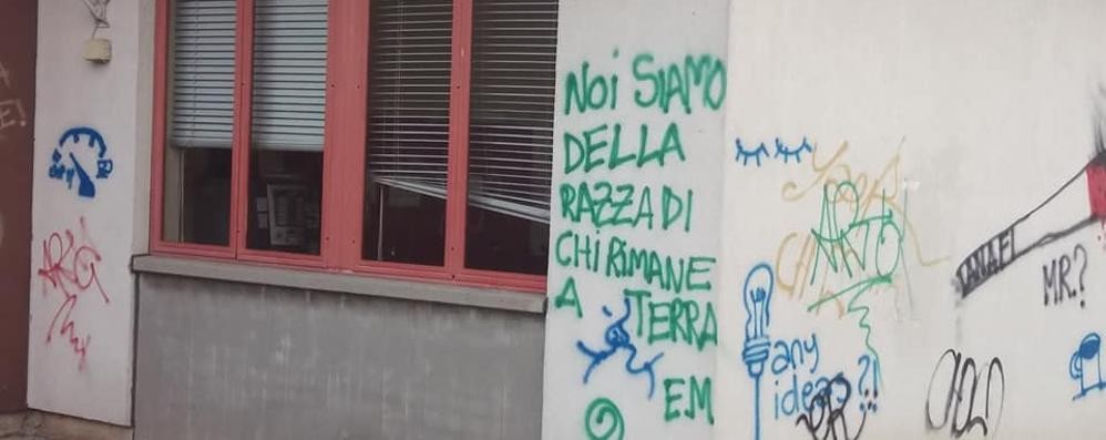 Le  scritte comparse all’Omnicomprensivo di Vimercate (con citazione da Montale)