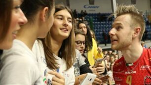 Ivan Zaytsev, stella della Sir Safety Conad Perugia, sabato sera accerchiato dai fan al temine del match con il Gi Group Monza Foto Masperi