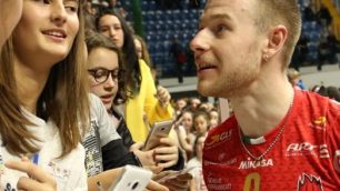 Ivan Zaytsev, stella della Sir Safety Conad Perugia, sabato sera accerchiato dai fan al temine del match con il Gi Group Monza Foto Masperi