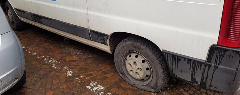 I van del trasporto disabili con le gomme tagliate