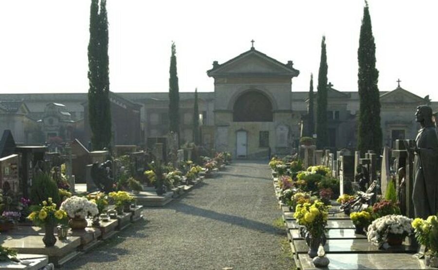 Arcore: presa a martellata la foto sulla tomba dell’ex sindaco Roberto Mandelli