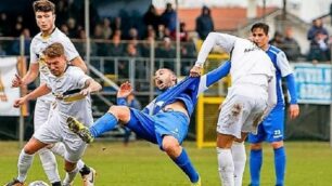 Seregno - Il fallo da rigore di Di Maio su Gambino, non visto dall'arbitro - foto dalla pagina di Facebook del Seregno