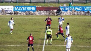 Calcio, Seregno: un controllo a metà campo di Mattia Rolando