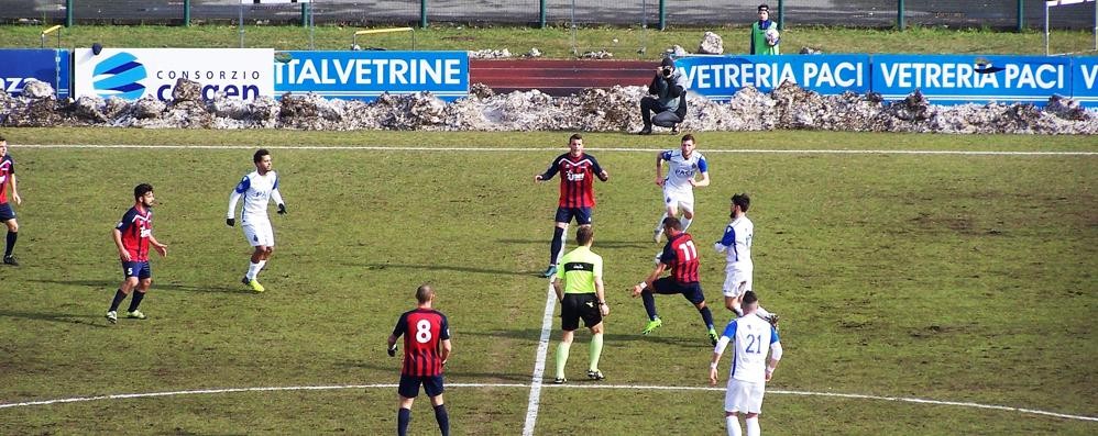 Calcio, Seregno: un controllo a metà campo di Mattia Rolando