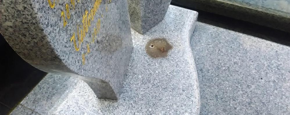 Una delle tombe profanate al cimitero di San Bernardo