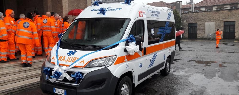 La nuova ambulanza della Croce bianca di Seveso