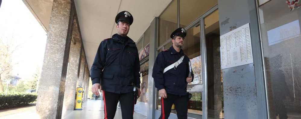 I carabinieri di Desio durante un controlllo