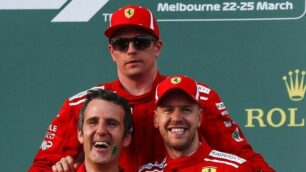 Inaki Rueda, in basso a sinistra, tra Kimi Raikkonen e Sebastian Vettel sul podio di Melbourne