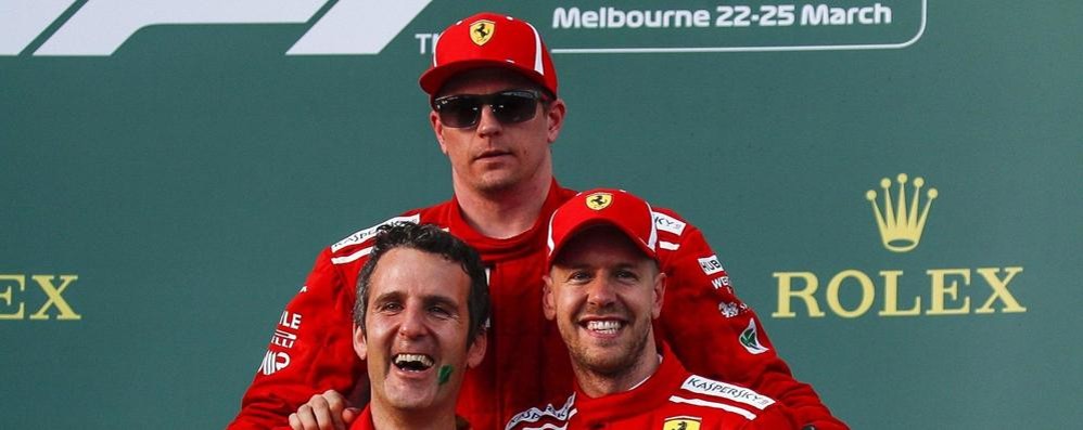 Inaki Rueda, in basso a sinistra, tra Kimi Raikkonen e Sebastian Vettel sul podio di Melbourne